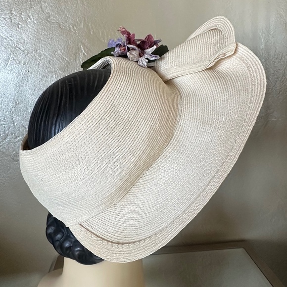 GRACEFUL 1940s\' IVORY STRAW OPEN CROWN HAT WITH FOLDED BRIM & FABRIC FLOWERS main image 12